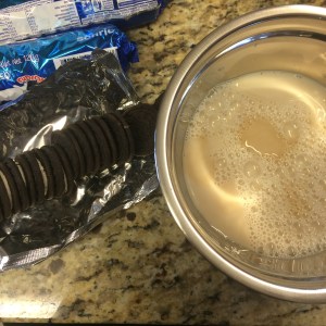 galletas y leche saborizada con vainilla