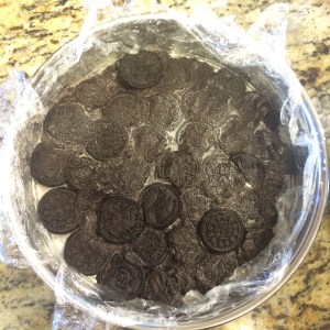 Primera capa de galletas con molde forrado con papel film