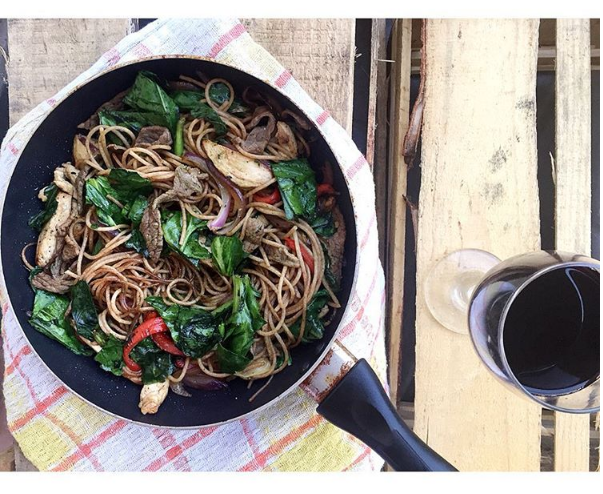 tallarin-saltado-con-espinaca